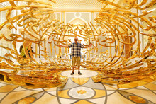 älterer Aktiver Mann Steht Fröhlich Im Präsidentenpalast In Abu Dhabi Unter Vergoldeter Dekoration Des Eingangs