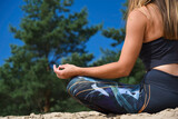 Joga, młoda dziewczyna, kobieta praktykująca jogę w parku. Pozycje jogi, asany, ćwiczenia rozciągające, sport na powietrzu. Yoga, young woman practicing yoga in the nature.
