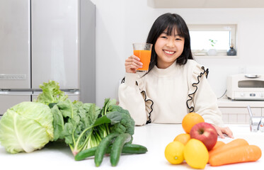 野菜ジュースを飲む10代の女性