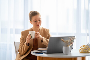 Canvas Print - woman working in the office