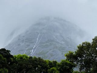 lluvia en los cerros, montañas lluviosas