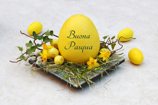 cartolina d'auguri di buona pasqua: nido di pasqua con uova di pasqua gialle e un uovo di pasqua con