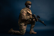 Soldado Militar  En Sesión De Fotos En Estudio
