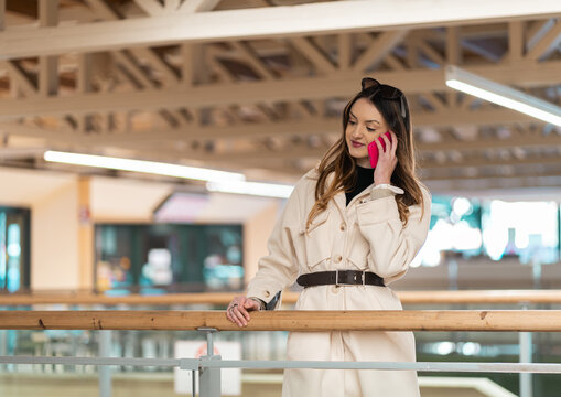 giovane donna elegante che parla al telefono nel centro commerciale