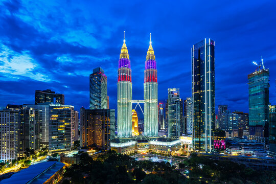 petronas twin towers skyscrapers klcc skyline at twilight in kuala lumpur malaysia