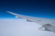 jet airliner Flügel vor blauem Himmel 