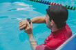 Homem nadando com smart watch