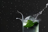 Fototapeta  - Lemoniada z cytryną i lodem, mięta, krople, plusk. Ilustracja wygenerowana przy użyciu AI