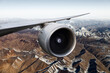 Boeing 777 Flügel über Gebirge. Sicht aus dem Passagierfenster 