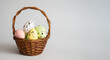 Wielkanocny koszyk z pisankami	