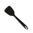 © Mercedes Fittipaldi - Espátula de cocina negra aislada en un fondo blanco con espacio de copia. Vista de frente y de cerca