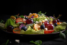 Salade Composée De Produits Frais De Saison Présentée Dans Un Plat Sur Une Table Dans La Cuisine