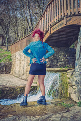 Canvas Print - Femme au pieds du pont en bois du Lac Bleu de Vareilles à Ambérieu-en-Bugey