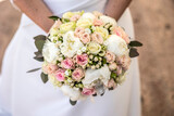 Fototapeta Kwiaty - bellissimo bouquet di fiori tenuto in mano da una sposa 