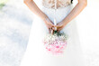 Braut mit rosa Brautstrauß mit Hortensien und Schleierkraut	