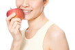 りんごを食べる女性
