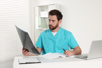 Canvas Print - Doctor examining neck MRI scan in hospital