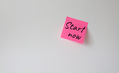 Wall Mural - Start now symbol. Pink steaky note with words Start now. Beautiful white background. Business and Start now concept. Copy space.