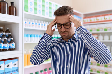 Poster - Young hispanic man customer suffering for headache at pharmacy