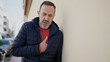 © Krakenimages.com - Middle age man suffering heart attack at street