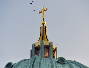 Wall Mural - Kuppel des Berliner Doms mit dem goldenen Kuppelkreuz