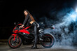 mujer en moto de velocidad