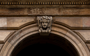 Sticker - Busto teatral en el edificio