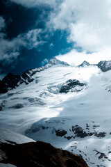 Poster - Mesmerizing view of a snow-capped mountainous landscape in Austria