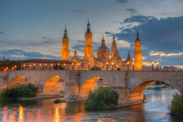 Wall Mural - Night view of the basilica de nuestra senora de pilar and puente de piedra in Zaragoza, Spain