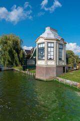 Wall Mural - Pavillon am Fluss Zaan beim Freilichtmuseum Zaanse Schans in Zaandam. Provinz Nordholland in den Niederlanden