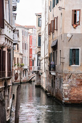 Alte Häuser und Kanal in Venedig