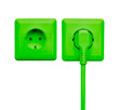 Grüne Steckdose mit Stromstecker und Stromkabel Freigestellt auf weissem Hintergrund