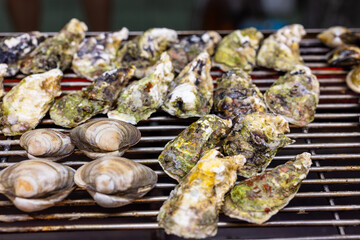 Canvas Print - Grill oyster on metal net in street market