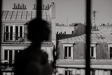 Wall Mural - L'ombre d'une femme devant l'architecture extérieure parisienne