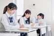© maroke - 集中してノートを取る高校生