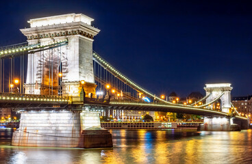 Wall Mural - Chain Bridge over Danube river at night, Budapest, Hungary