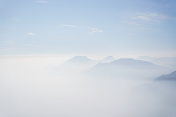 Fototapeta alpy tonące w morzu mgieł