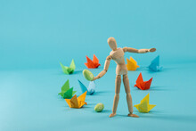 Gliederpuppe Aus Holz Mit Tauben Und Ei, Symbolische Darstellung Von Leben Und Frieden