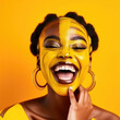 Lachende, afrikanische Frau mit gelber Farbe im Gesicht - Generative AI