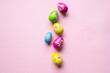 Schokoladen Oster Eier auf pinkem Hintergrund