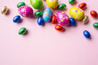 Schokoladen Oster Eier auf pinkem Hintergrund