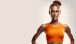Afroamerikanische Leichtathletin in orangem Outfit vor neutralem Hintergrund, generative KI
