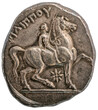 antike griechische griechische Münze: nackter Knabe mit erhobener Lanze reitet auf versammeltem Pferd von der Seite gesehen