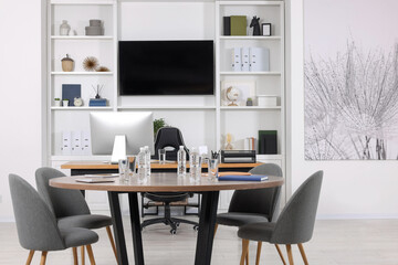 Canvas Print - Stylish office with comfortable furniture and tv zone. Interior design