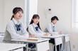© maroke - 教室で楽しく授業を受ける高校生