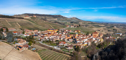 Canvas Print - panorama view of the village of Barolo and the surrounding vineyards in the Italian Piedmont