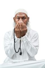 Poster - Muslim man with a beard wearing a white cap praying with prayer beads on his hands