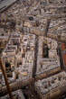 Luftaufnahme, Nahaufnahme einer großen Stadt mit vielen Häusern und Straßen in Europa