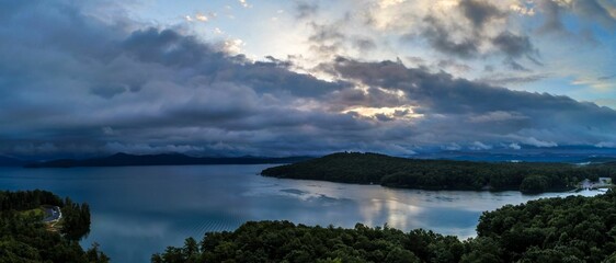 Sticker - Panoramic shot of Lake Jocassee surrounded by hills and forests at sunrise in South Carolina, USA