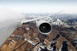 Boeing777 überfliegt Bergkette, Sicht auf Triebwerk und Tragfläche